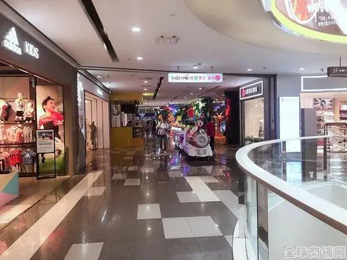 2025年護唇膏推薦，解決嘴唇乾燥脫皮與細紋，蘭蔻